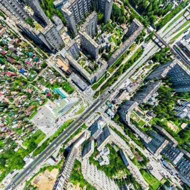 Kesişen yollar, evler, binalar, parklar ve otoparklar olan havacılık şehri manzarası. Güneşli yaz panoramik resmi