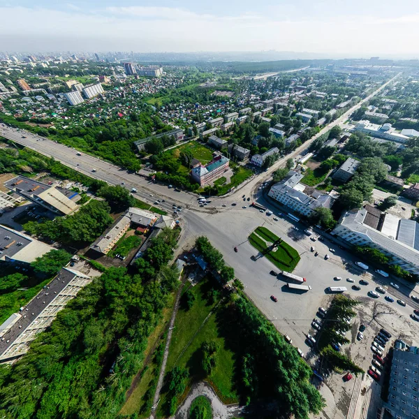 Widok z lotu ptaka z rozdrożem i drogami, budynki domów. Strzał helikoptera. Obraz panoramiczny. — Zdjęcie stockowe