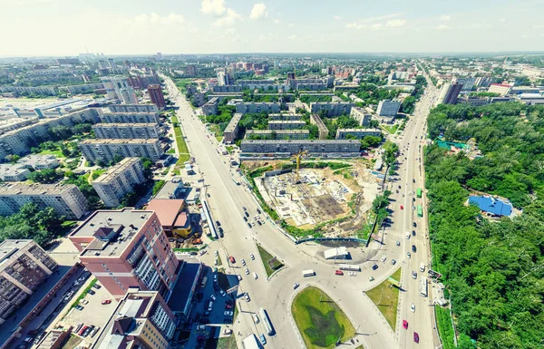 Вид на повітряне місто. Міський пейзаж. Коптер стріляв. Панорамне зображення . — стокове фото