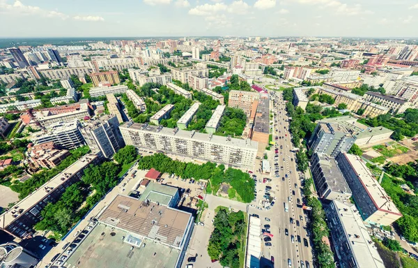 Stadtansichten aus der Luft. Stadtlandschaft. Kopterschuss. Panorama-Bild. — Stockfoto