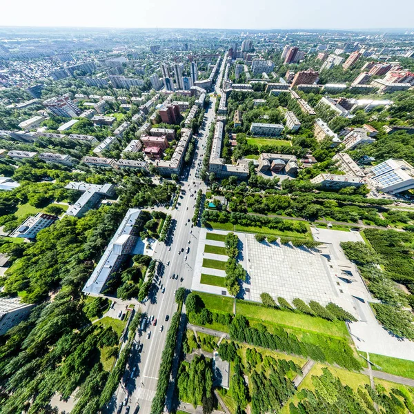 Luftaufnahme der Stadt mit Straßen, Häusern und Gebäuden. — Stockfoto