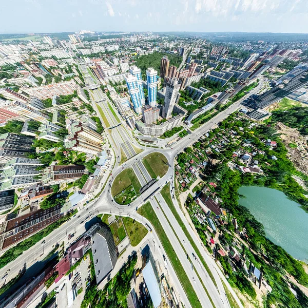 Luftaufnahme der Stadt mit Kreuzungen und Straßen, Häusern, Gebäuden, Parks und Parkplätzen. Sonniges Sommerpanorama — Stockfoto