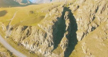 Yürüyüş delikanlı uçurumun tepesinde duran hava Uhd 4k uçuş