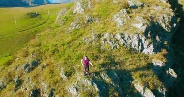 Yürüyüş delikanlı uçurumun tepesinde duran hava Uhd 4k uçuş