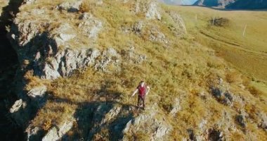 Yürüyüş delikanlı uçurumun tepesinde duran hava Uhd 4k uçuş