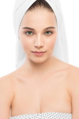 Bankacı Charlie'yle ve havlu başında güzel genç esmer kadın. İzole.