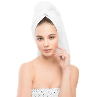 Bankacı Charlie'yle ve havlu başında güzel genç esmer kadın. İzole.