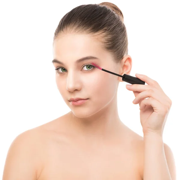 Ögat göra upp tillämpas. Mascara tillämpa närbild, långa ögonfransar. makeup borste. Isolerade. — Stockfoto