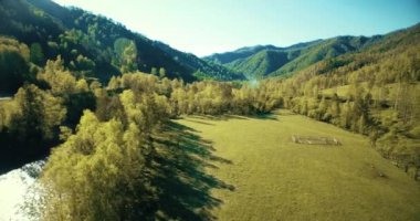 Taze dağ nehir ve güneşli yaz sabahı, çayır üzerinde havada uçuş. Kırsal toprak yol aşağıdaki.
