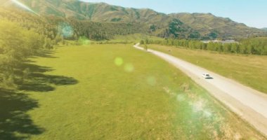 Uçuş otomobil tepeler ve çayır de dolambaçlı bir yol. Kırsal otoyol aşağı.