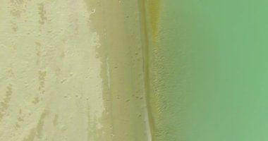 Havadan Uhd 4k görünümü. Taze dağ nehir üzerinde uçuş. Dikey Görünüm ve yatay hareketi