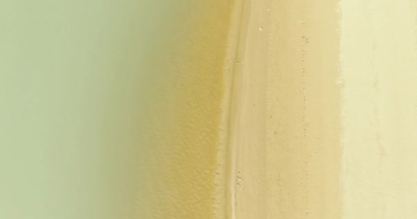 Vue aérienne UHD 4K. Survol d'une rivière de montagne fraîche. Vue verticale et mouvement horizontal 