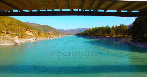 Volo a mezz'aria su un giovane turista che soggiorna su un ponte sospeso e guarda — Video Stock