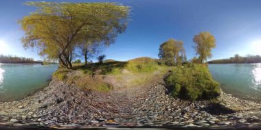 360 Vr sanal gerçeklik bir nehir akar bu güzel dağlar ormandaki kayalar üzerinde