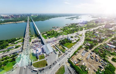 Kesişen yollar ve yollar olan havacılık şehri manzarası, binalar. Helikopter vuruldu. Panoramik resim.