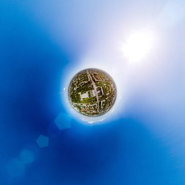 Yolları, evleri ve binaları olan havacılık şehri manzarası.