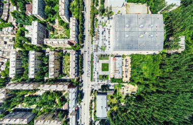 Kesişen yollar, evler, binalar, parklar ve otoparklar olan havacılık şehri manzarası. Güneşli yaz panoramik resmi