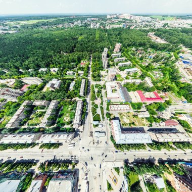 Kesişen yollar, evler, binalar, parklar ve otoparklar olan havacılık şehri manzarası. Güneşli yaz panoramik resmi