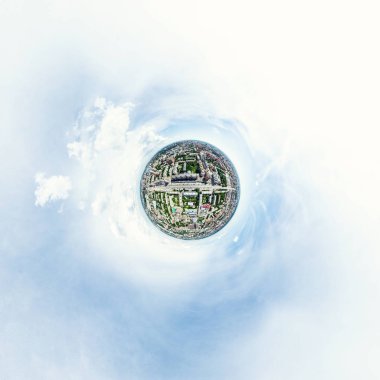 Kesişen yollar, evler, binalar, parklar ve otoparklar olan havacılık şehri manzarası. Güneşli yaz panoramik resmi