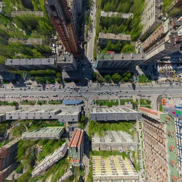 Vista aerea sulla città con crocevia e strade, case edifici. Un colpo di elicottero. Immagine panoramica. — Foto Stock