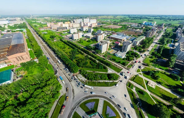 Вид на повітряне місто з перехрестями та дорогами, будівлями будинків. Коптер стріляв. Панорамне зображення . — стокове фото