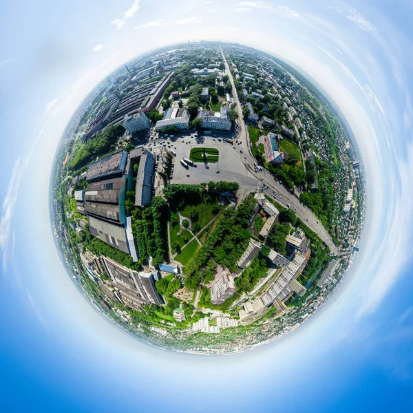 Vista aérea da cidade com encruzilhada e estradas, casas de edifícios. Tiro de helicóptero. Imagem panorâmica. — Fotografia de Stock