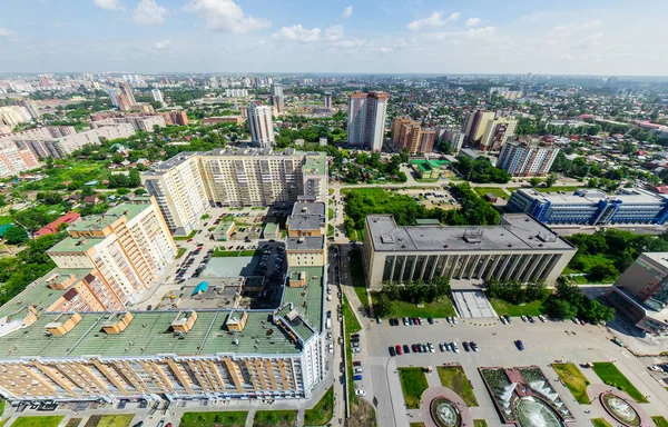 Vista aérea de la ciudad con encrucijadas y caminos, alberga edificios. Disparo de helicóptero. Imagen panorámica. — Foto de Stock