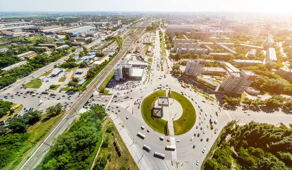 Yolları, evleri ve binaları olan havacılık şehri manzarası.