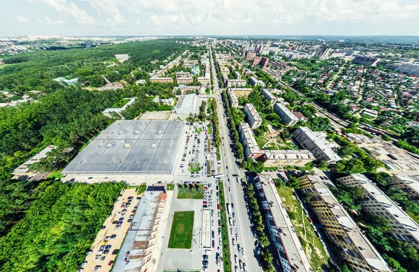 Kesişen yollar, evler, binalar, parklar ve otoparklar olan havacılık şehri manzarası. Güneşli yaz panoramik resmi