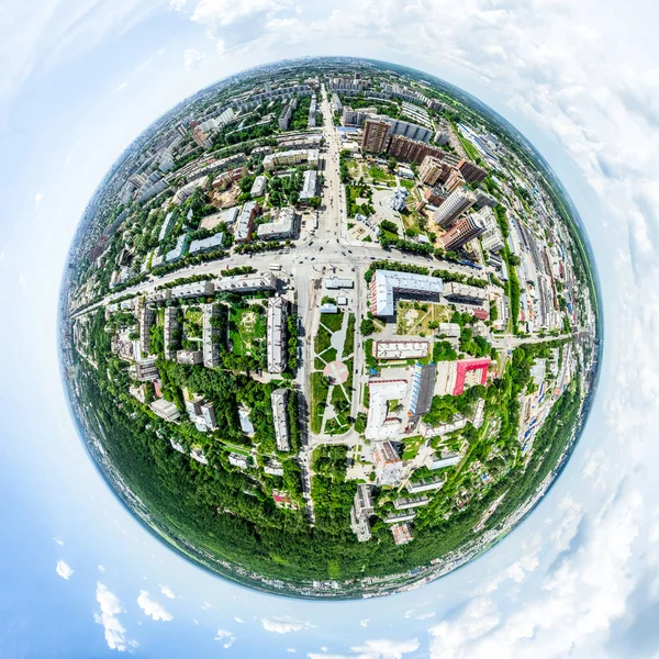 Vista aérea de la ciudad con encrucijadas y caminos, casas, edificios, parques y estacionamientos. Imagen panorámica soleada de verano —  Fotos de Stock