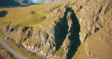 Yürüyüş delikanlı uçurumun tepesinde duran hava Uhd 4k uçuş