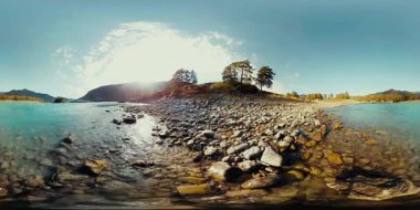 UHD 4k 360 Vr sanal gerçeklik bir nehrin akışı güzel dağ manzarası kayalarda üzerinde