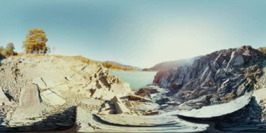 UHD 4k 360 Vr sanal gerçeklik bir nehrin akışı güzel dağ manzarası kayalarda üzerinde