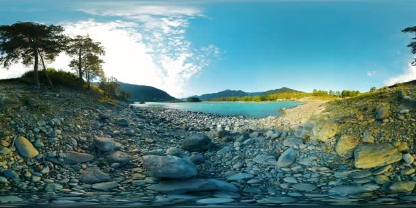 UHD 4K 360 VR La realidad virtual de un río fluye sobre rocas en un hermoso paisaje de montaña — Vídeo de stock