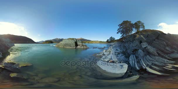 UHD 4K 360 VR La realtà virtuale di un fiume scorre sulle rocce in un bellissimo paesaggio montano — Video Stock