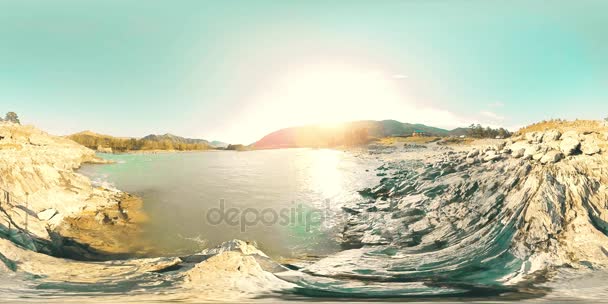 UHD 4K 360 VR Realitatea virtuală a unui râu curge peste roci într-un peisaj montan frumos — Videoclip de stoc