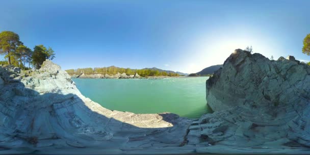 UHD 4K 360 VR Realidade Virtual de um rio flui sobre rochas em bela paisagem montanhosa — Vídeo de Stock