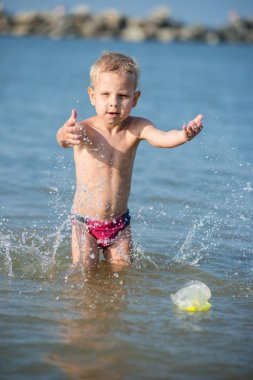 Maske ve palet kum tropikal plaj dalış için güzel bir küçük çocuk.