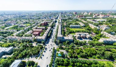 Yolları, evleri ve binaları olan havacılık şehri manzarası.