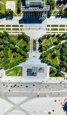 Yolları, evleri ve binaları olan havacılık şehri manzarası.