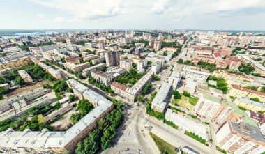 Kesişen yollar, evler, binalar, parklar ve otoparklar olan havacılık şehri manzarası. Güneşli yaz panoramik resmi
