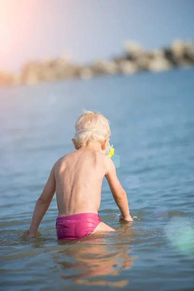 Carino bambino che indossa maschera e pinne per le immersioni sulla spiaggia tropicale di sabbia . — Foto Stock