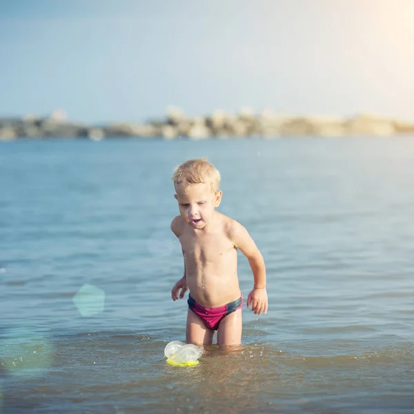 Lindo niño pequeño con máscara y aletas para bucear en la playa tropical de arena . —  Fotos de Stock