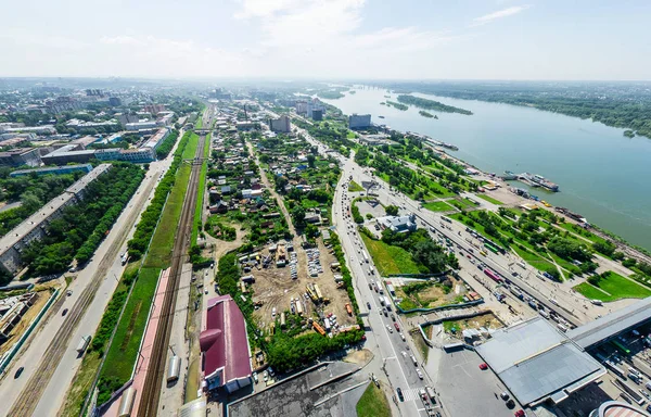 交差点や道路、住宅の建物と空中都市の景色。警官が撃たれた。パノラマ画像. — ストック写真