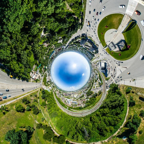 Yolları, evleri ve binaları olan havacılık şehri manzarası.