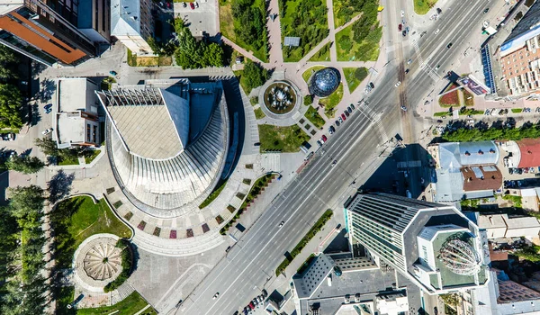 Vista aérea de la ciudad con carreteras, casas y edificios. — Foto de Stock