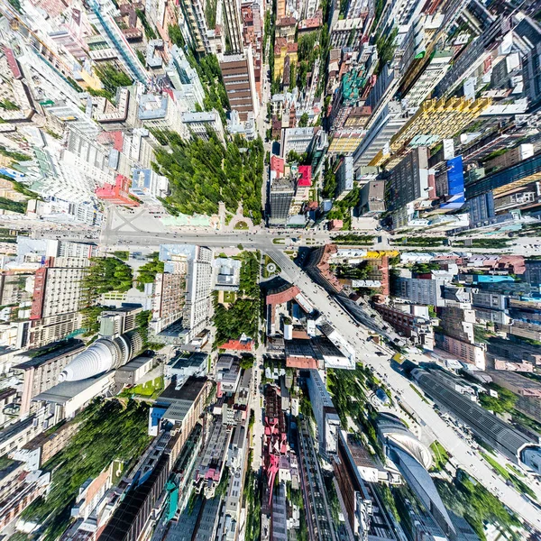 Luftaufnahme der Stadt mit Straßen, Häusern und Gebäuden. — Stockfoto