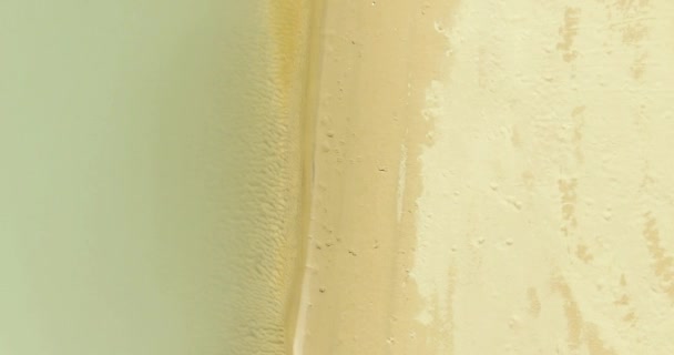 Vue aérienne UHD 4K. Survol d'une rivière de montagne fraîche. Vue verticale et mouvement horizontal 