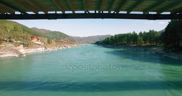 Volo a mezz'aria sul giovane turista che soggiorna attraverso un ponte sospeso . — Video Stock