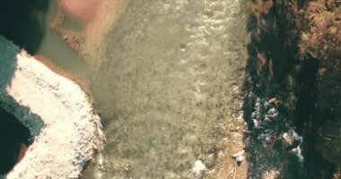 4 k Uhd havadan görünümü. Düşük uçuş üzerinde taze soğuk dağ nehir kıyısında güneşli yaz sabahı.